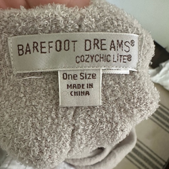 Barefoot Dreams poncho wrap - Picture 3 of 3